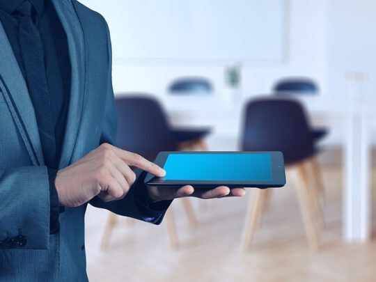 Person im Anzug als Sinnbild fuer die Geschaeftsleitung
