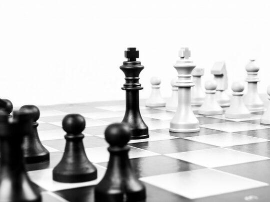 Schachfiguren als Sinnbild fuer strategische Planung