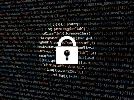 Person am Rechner als Sinnbild fuer Cyberangriffe