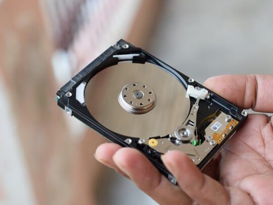 Festplatte als Sinnbild fuer Datenspeicherung und Datensicherung