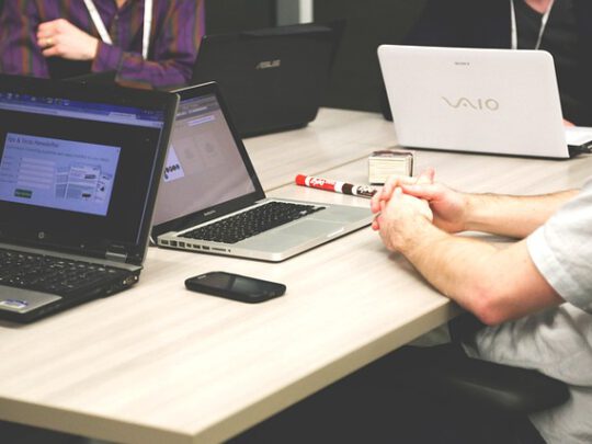 Mehrere Laptops auf einem Besprechungstisch