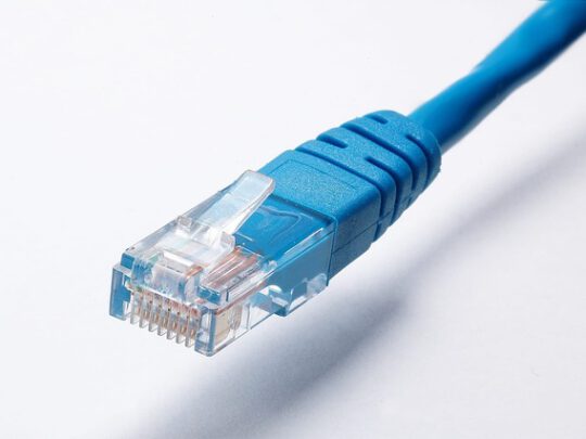 Netzwerkkabel in einem Verteilerschrank
