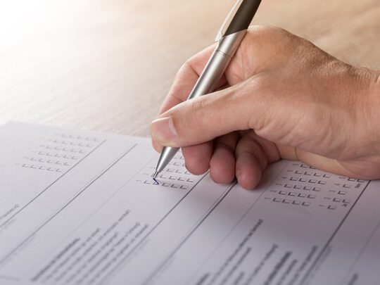 Fragebogen mit Ankreuzfeldern als Sinnbild fuer eine Bestandsaufnahme
