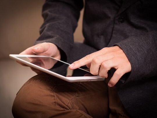 Tablet mit Diagrammen zur Auswertung von Kennzahlen